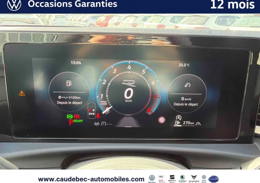 Affichage numérique du tableau de bord du Volkswagen T-Roc blanc, montrant la vitesse à 0 km/h et les indicateurs de conduite.