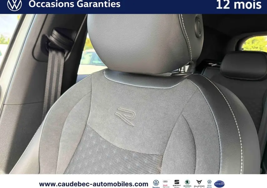 Gros plan sur le siège avant conducteur gris avec logo R embossé, intérieur du Volkswagen T-Roc 2025.