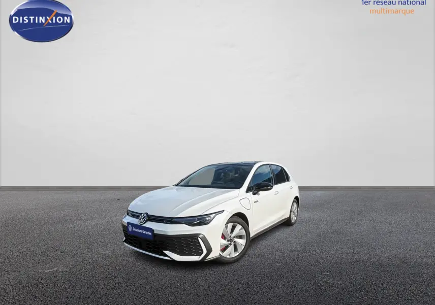 Volkswagen Golf 1.5 eHybrid blanche vue 3/4 avant droit sur sol gris avec jantes alliage 17 pouces.
