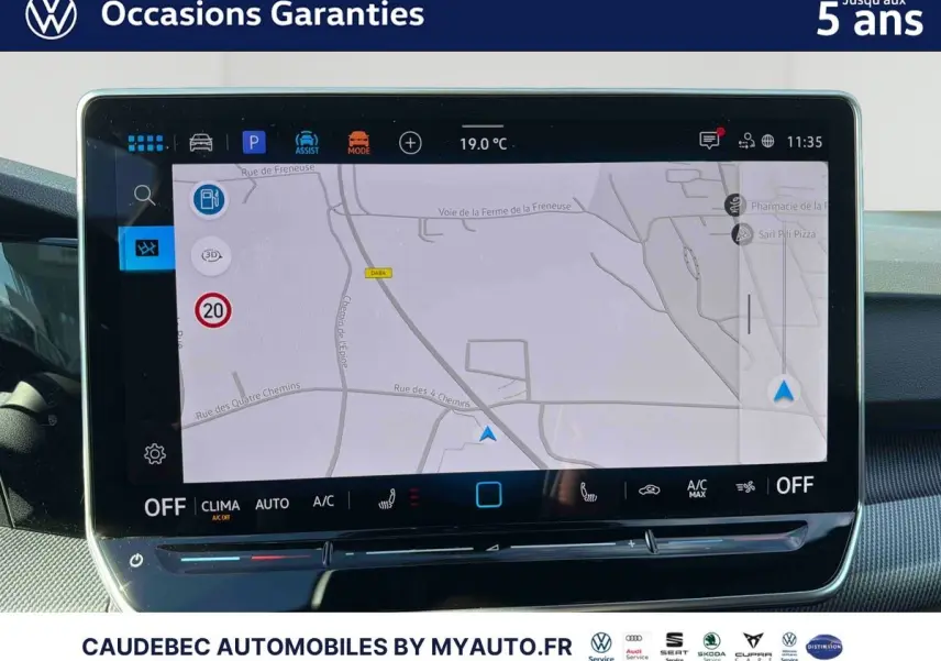 Écran tactile de navigation du Volkswagen Golf 1.5 eHybrid 272 DSG6 blanc, affichage carte en intérieur véhicule.