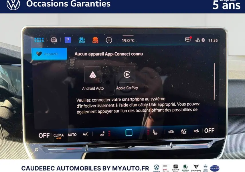 Écran tactile central de la Volkswagen Golf 1.5 eHybrid 272 DSG6 2026 blanc, affichant App-Connect Android Auto et Apple CarPlay.