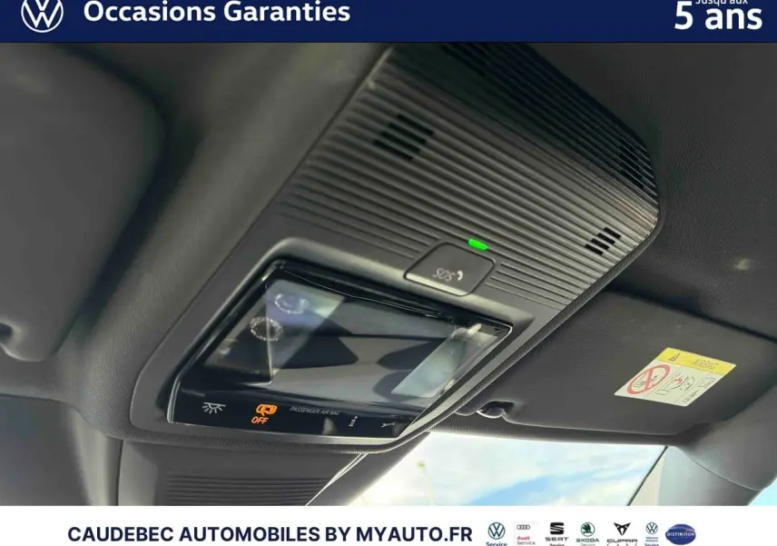 Vue intérieure en gros plan du plafonnier avec commandes et témoin SOS allumé sur Volkswagen Golf blanche 2026.