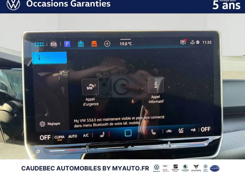 Écran tactile intérieur du Volkswagen Golf 1.5 eHybrid blanc, affichant les options d'appel d'urgence et d'appel informatif.
