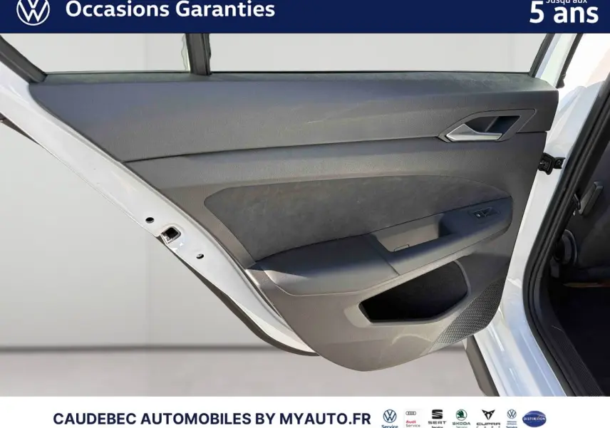 Vue rapprochée de la porte arrière droite blanche d'une Volkswagen Golf 1.5 eHybrid 2026, intérieur noir.