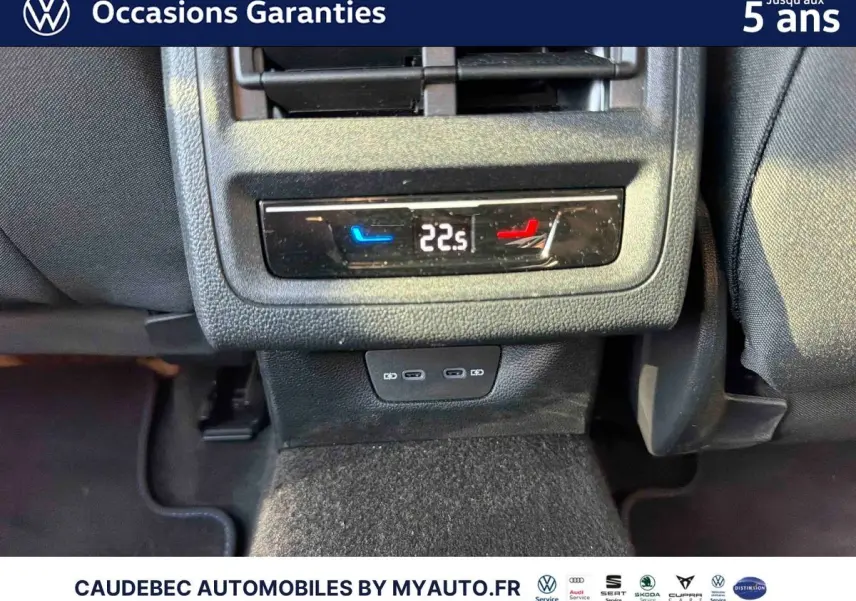 Détail de la console arrière de la Volkswagen Golf 1.5 eHybrid blanche, affichant la climatisation 3 zones à 22,5°C.
