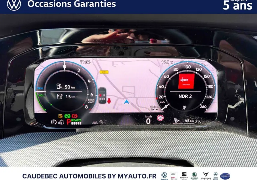 Affichage numérique du tableau de bord de la Volkswagen Golf 1.5 eHybrid blanc, avec navigation et compteurs digitaux.