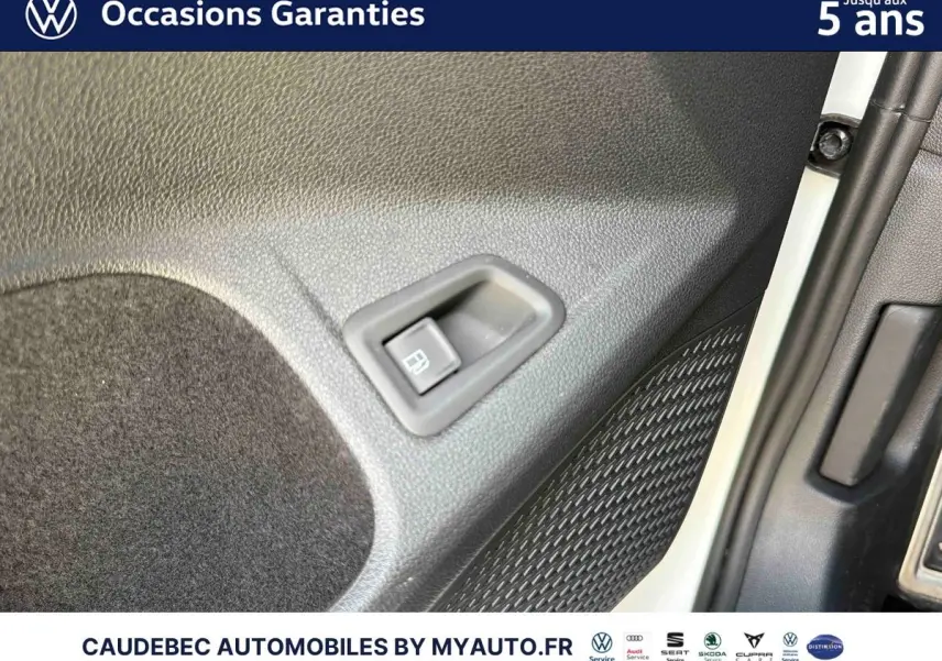 Détail du bouton de déverrouillage électrique sur la portière côté droit d'une Volkswagen Golf 1.5 eHybrid blanche.