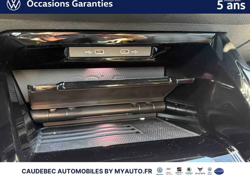 Gros plan sur la console centrale noire de la Volkswagen Golf 1.5 eHybrid 272 DSG6 avec ports USB-C doubles visibles.