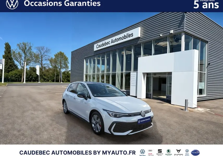 Volkswagen Golf 1.5 eHybrid blanche vue 3/4 avant, avec jantes alliage et calandre noire devant concession.