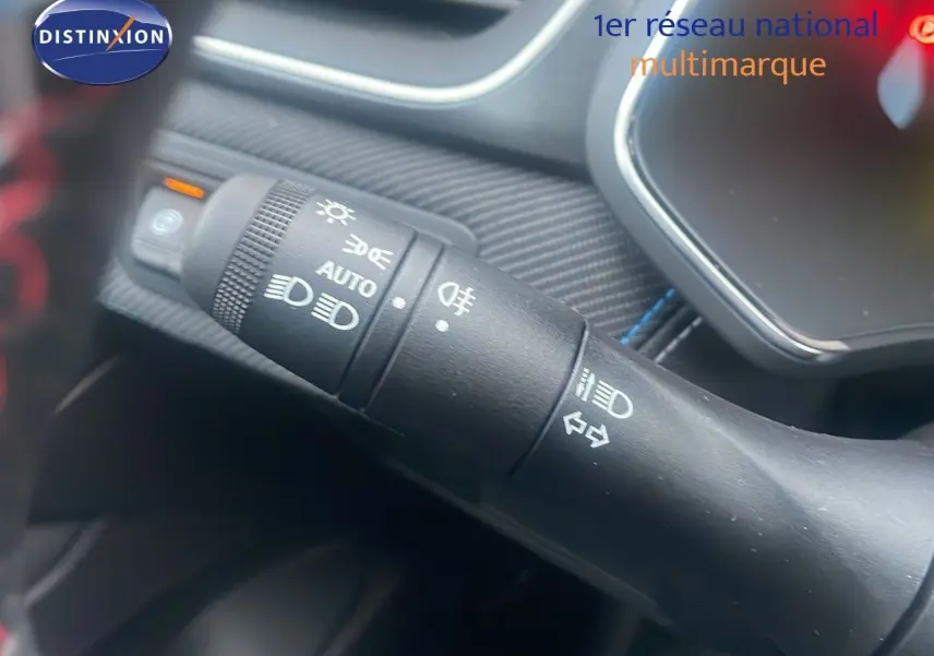 Gros plan sur la commande des phares et clignotants dans l’habitacle du Renault Captur E-Tech hybride 2025.