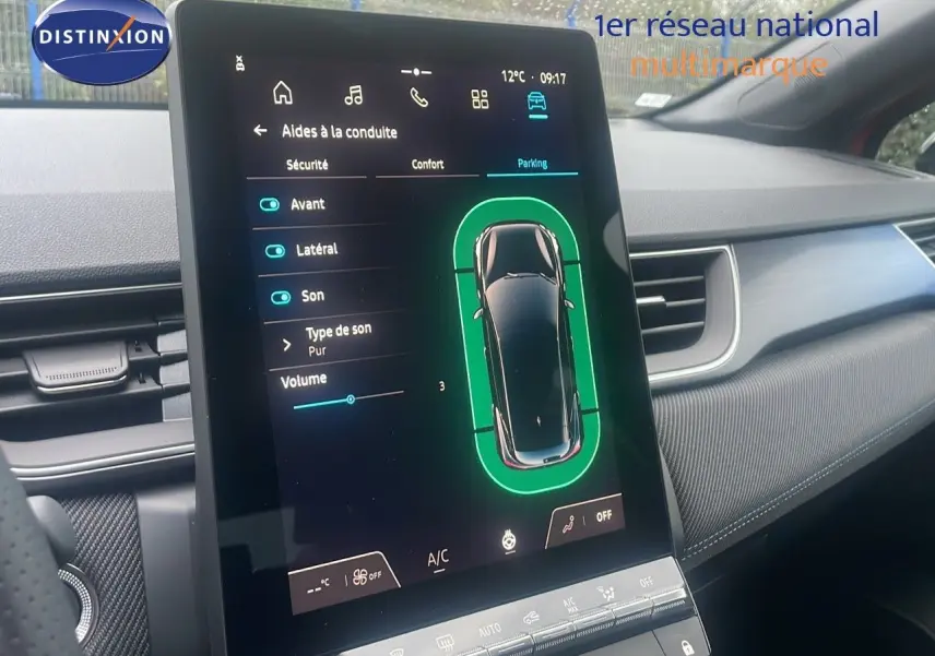 Écran central tactile du Renault Captur E-Tech Hybrid 2025 montrant les aides à la conduite en mode parking, intérieur gris.