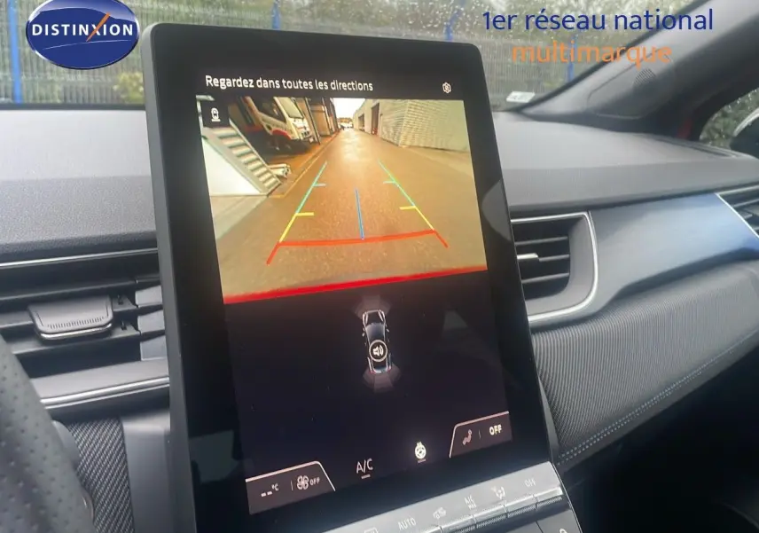 Écran central tactile montrant la caméra de recul dans l’habitacle d’un Renault Captur E-Tech hybride.