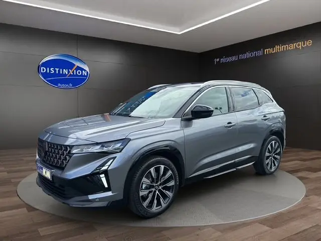 Renault Austral PH2 Techno hybride gris schiste avec toit noir, vue 3/4 avant droit en showroom.