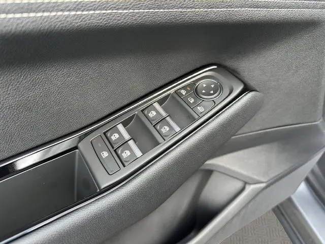 Détail intérieur montrant la garniture de porte noire et les finitions modernes du Renault Austral PH2 Bi-ton 2025.