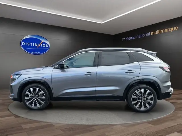 Profil côté gauche du Renault Austral PH2 TECHNO E-TECH gris schiste avec toit noir et jantes alliage en showroom