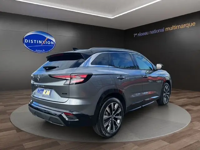 Vue 3/4 arrière droite du Renault Austral PH2 TECHNO hybride, gris schiste avec toit noir et jantes alliage distinctives.