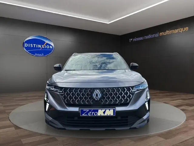 Vue frontale du Renault Austral PH2 TECHNO gris schiste avec toit noir et calandre distinctive en losanges.