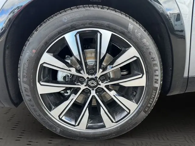 Gros plan sur la jante bi-ton noire et argent du Renault Austral PH2 TECHNO E-TECH Full Hybrid 2025 en gris schiste.