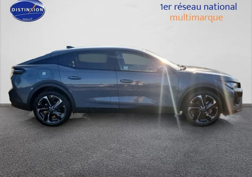 Peugeot 408 Hybrid 145 allure gris sellenium, vue profil côté gauche avec jantes alu noires et vitres teintées.