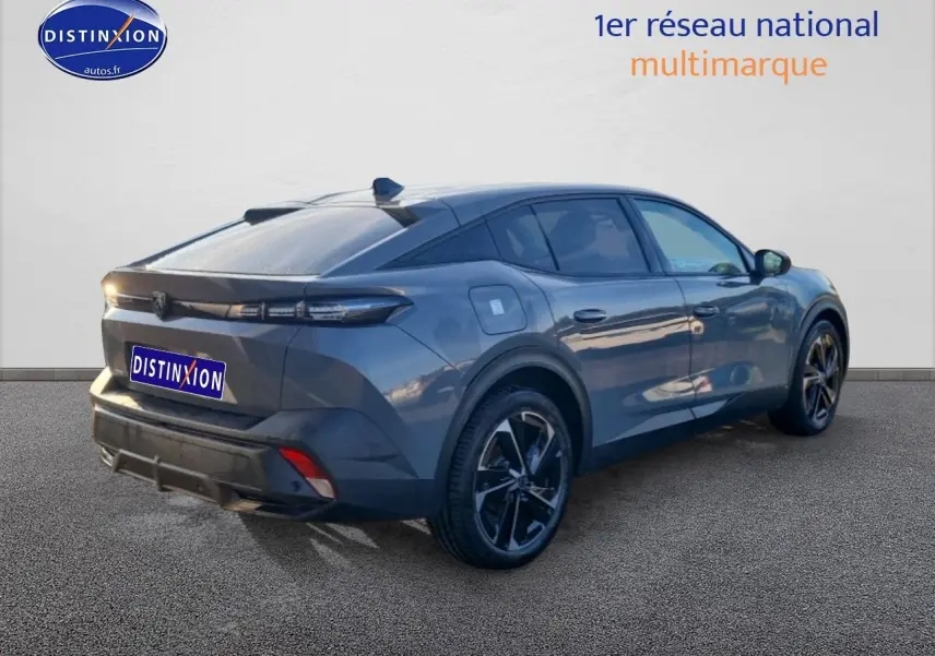 Vue 3/4 arrière droite d'une Peugeot 408 Hybrid gris sellenium avec jantes alu noires et feux arrière LED fins.