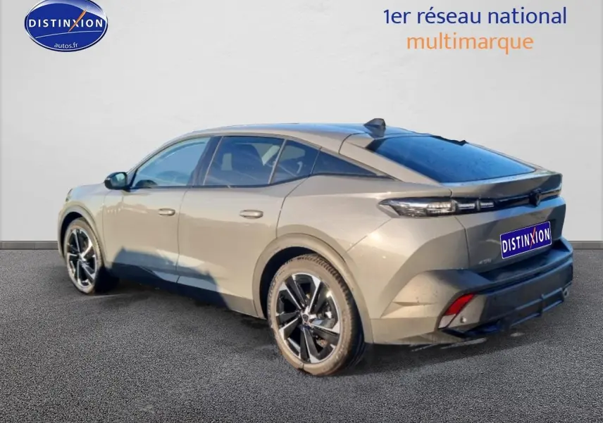 Peugeot 408 Hybrid gris sellenium en 3/4 arrière droit, jantes alu et feux arrière LED distinctifs visibles.