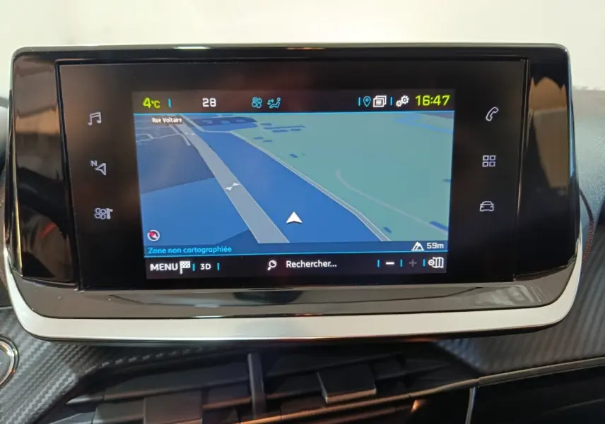 Écran tactile central de navigation affichant une carte, intérieur du Peugeot 208 électrique blanc, vue rapprochée.