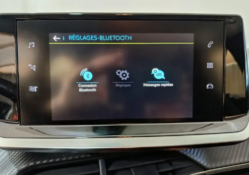 Écran tactile central de la Peugeot 208 électrique Active Business 2020 affichant les réglages Bluetooth.
