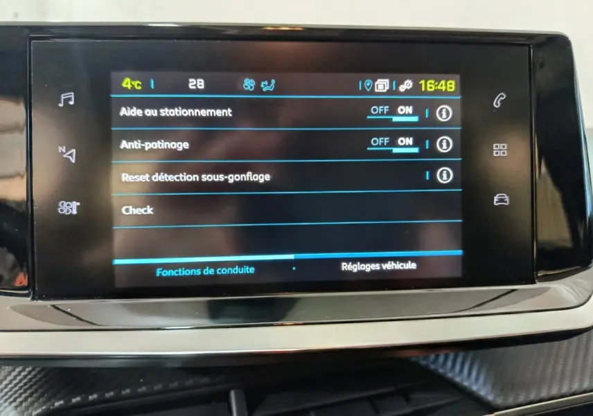 Écran tactile central de la Peugeot 208 électrique Active Business 2020 affichant les réglages d’aide à la conduite.