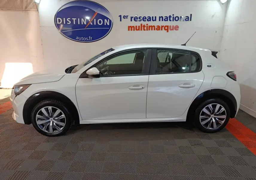 Vue latérale droite d'une Peugeot 208 électrique Active Business blanche, avec jantes distinctives et logo "e" arrière.