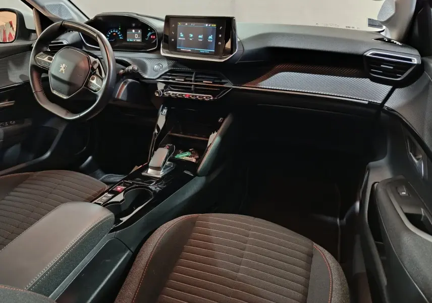 Vue intérieure côté conducteur du tableau de bord et console centrale noire du Peugeot 208 Electrique Active Business 2020.