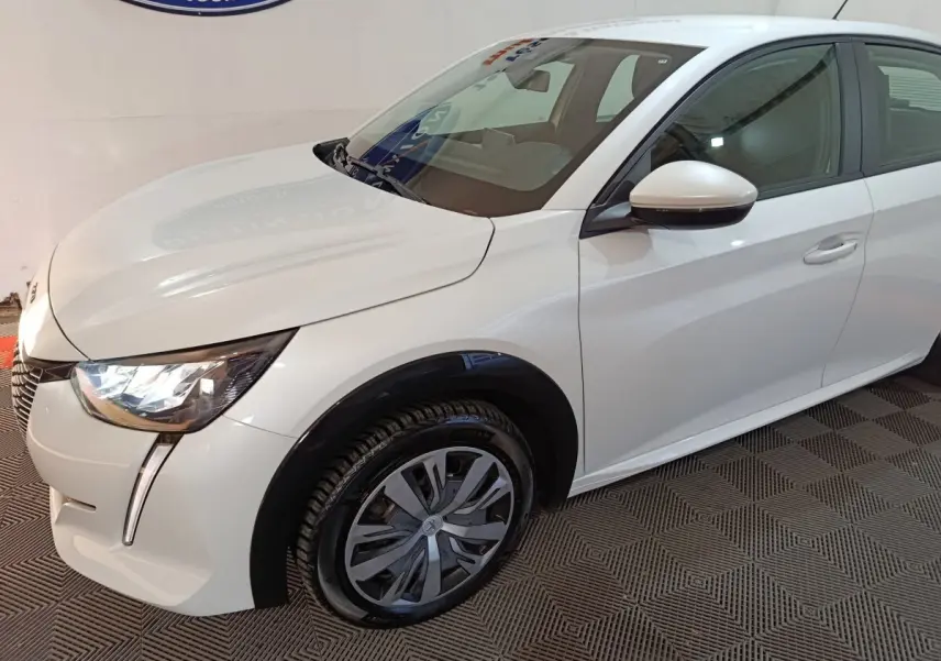 Peugeot 208 électrique blanche vue 3/4 avant droit, avec phares LED et jantes spécifiques au modèle.