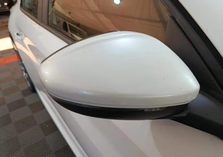 Gros plan sur le rétroviseur côté gauche blanc de la Peugeot 208 électrique Active Business 2020, vue latérale.