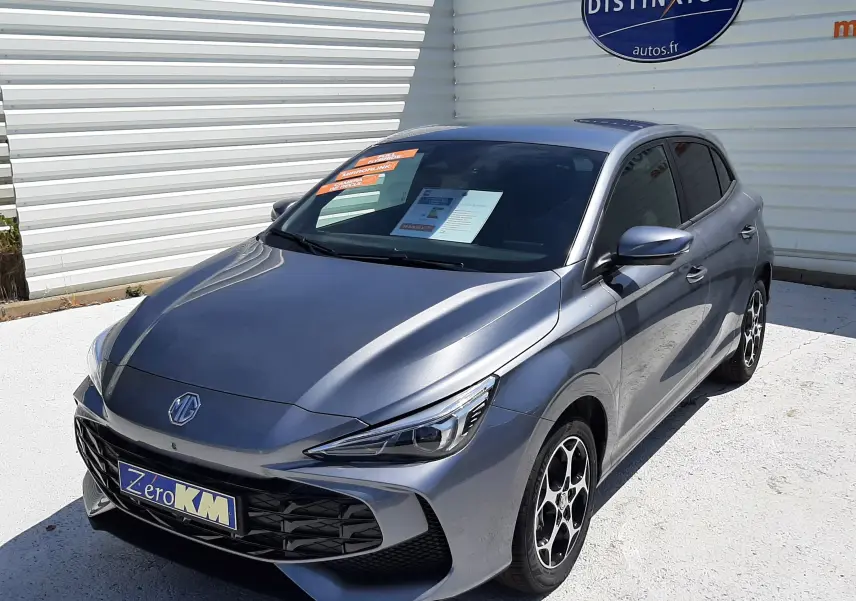 MG3 1.5L Hybrid+ 195ch Luxury gris Hampstead, vue 3/4 avant droit, calandre sportive et jantes distinctives.