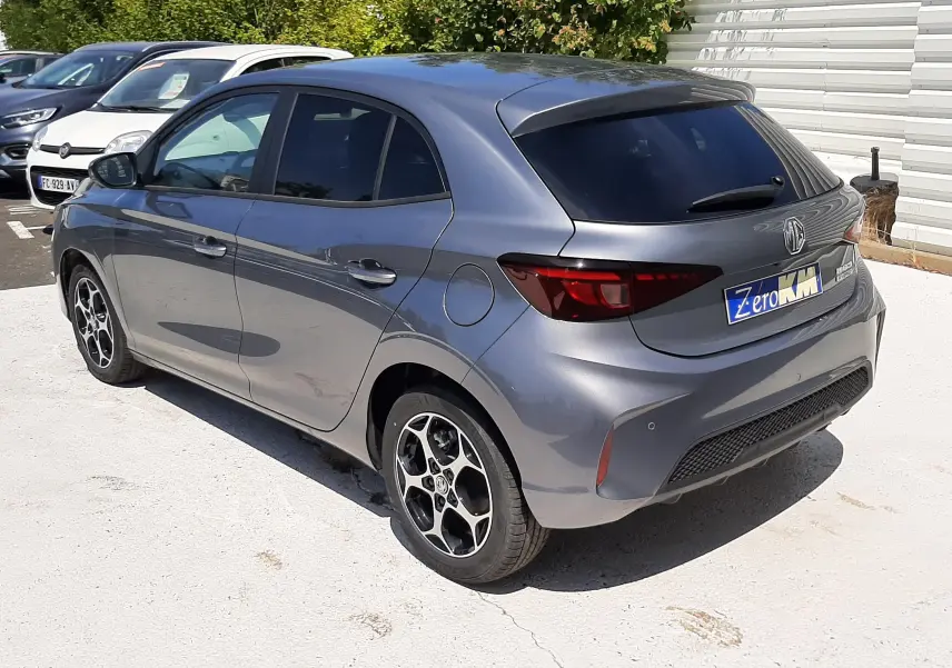 Vue 3/4 arrière droite de la MG3 1.5L Hybrid+ 195ch Luxury en gris métallisé Hampstead avec jantes alliage noires.
