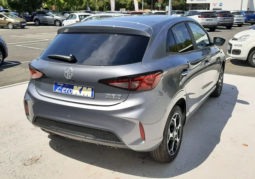 Vue 3/4 arrière droite d'une MG3 1.5L Hybrid+ 195ch Luxury en gris Hampstead, avec vitres teintées et jantes noires.