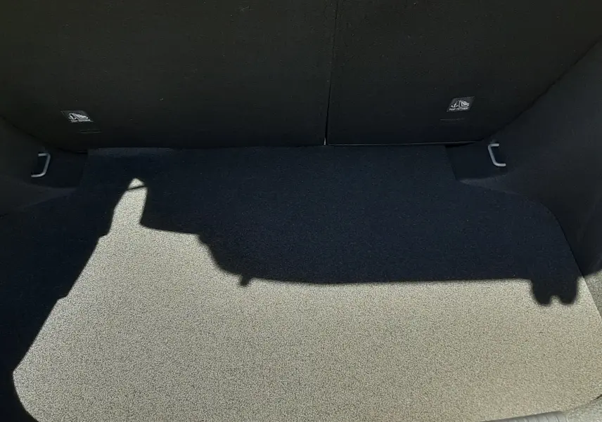 Coffre vide vu de dessus du MG3 1.5L HYBRID+ 195CH LUXURY en gris Hampstead, intérieur noir.