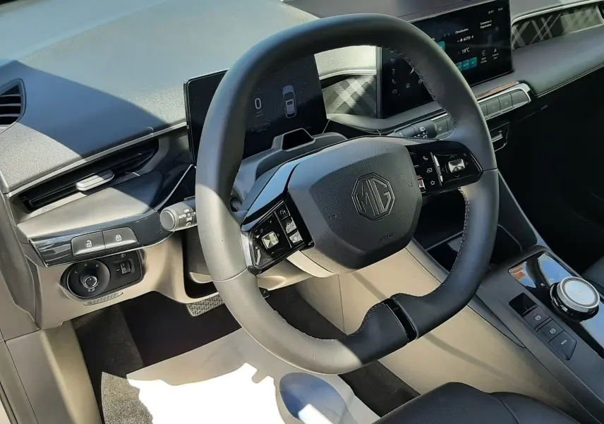 Vue intérieure du volant MG3 1.5L Hybrid+ 195ch Luxury, avec tableau de bord numérique et finition noire moderne.
