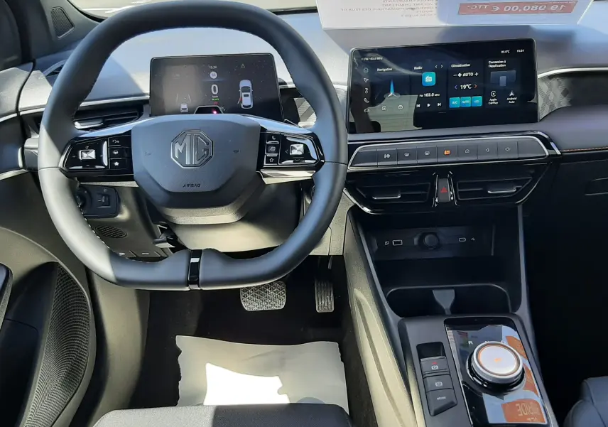 Vue intérieure centrée sur le tableau de bord et le volant du MG3 1.5L Hybrid+ Luxury avec écran tactile et commandes modernes.