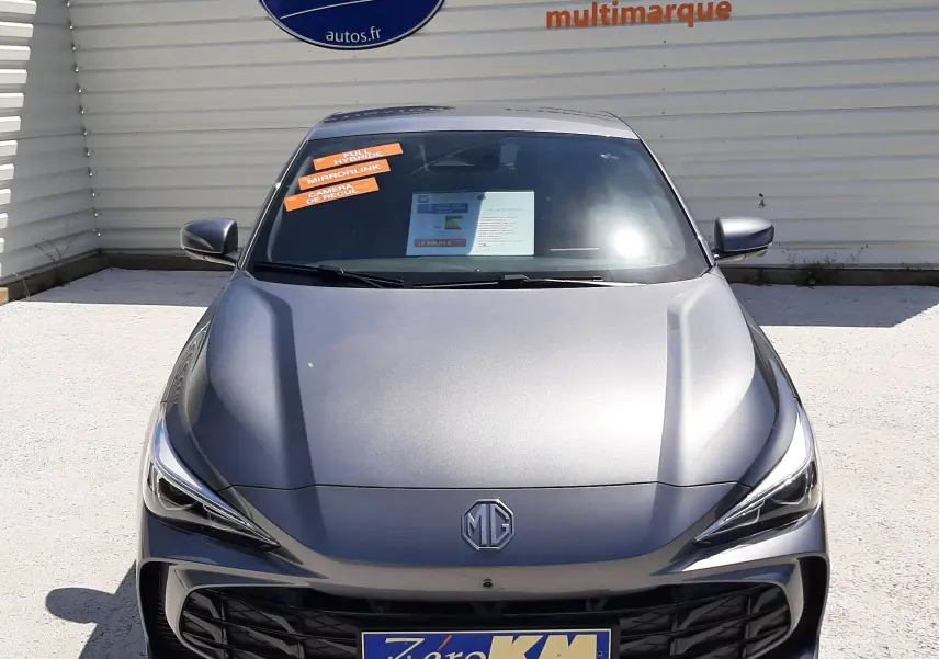 Vue frontale d'une MG3 1.5L HYBRID+ 195CH Luxury en gris Hampstead, avec calandre noire et phares LED distinctifs.