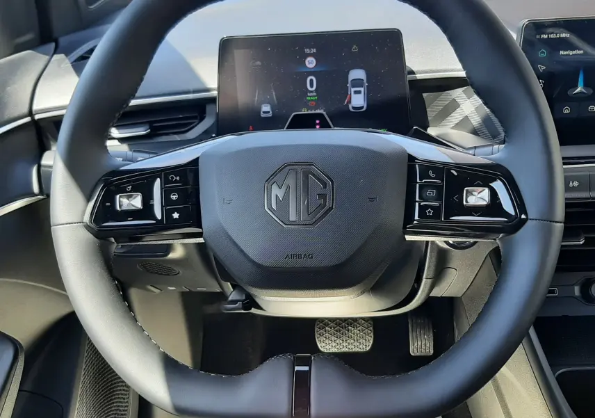 Vue rapprochée du volant noir du MG3 1.5L Hybrid+ 195ch Luxury, avec tableau de bord numérique et commandes intégrées.