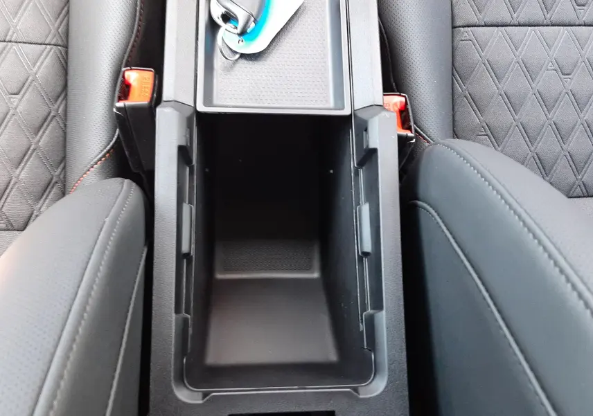 Vue plongeante sur la console centrale noire du MG3 2026, avec clé de contact posée et sièges en tissu noir à motifs.