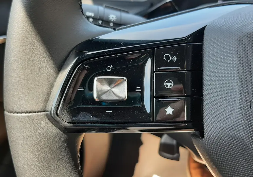 Gros plan sur les commandes au volant côté gauche du MG3 1.5L Hybrid+ 195CH Luxury, finition noire brillante.