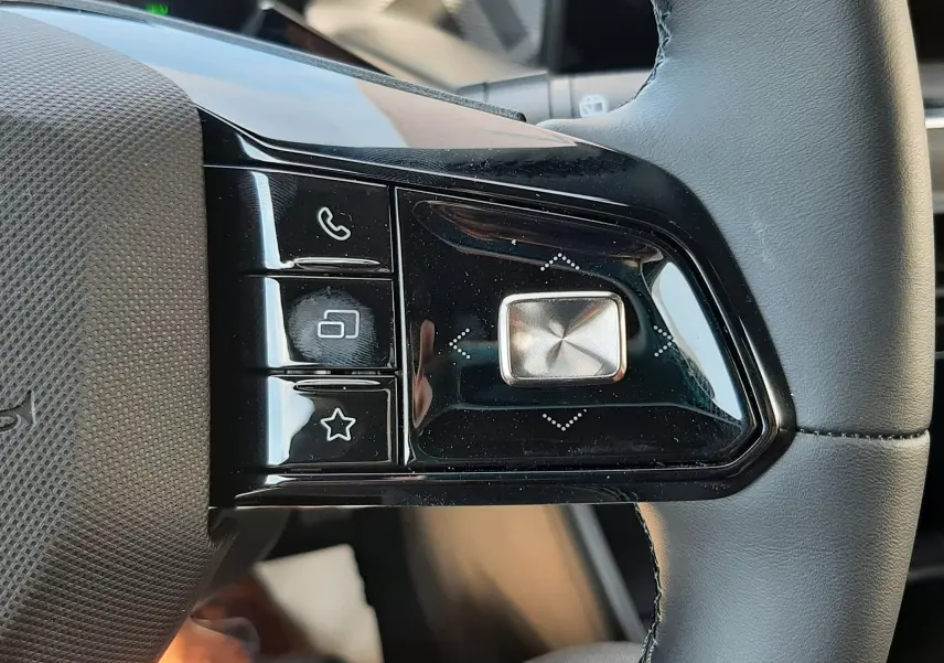 Gros plan sur les commandes noires brillantes à droite du volant gris du MG MOTOR MG3 1.5L HYBRID+ 195CH LUXURY.