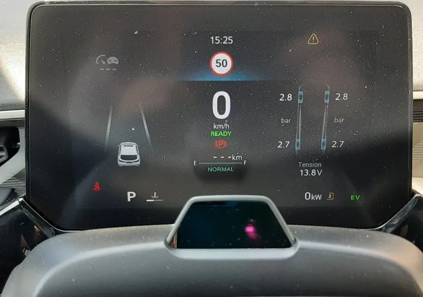 Affichage numérique du tableau de bord du MG3 1.5L Hybrid+ 195ch Luxury, montrant la vitesse à 0 km/h et la pression des pneus.