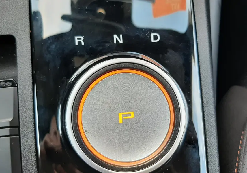 Gros plan sur la molette de sélection de boîte auto du MG3 1.5L Hybrid+ 195ch Luxury, éclairage orange autour du mode P.