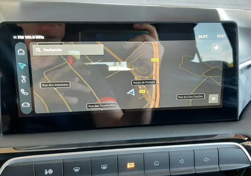 Écran tactile central affichant la navigation GPS dans l’habitacle du MG3 1.5L Hybrid+ 195ch Luxury, vue de face.