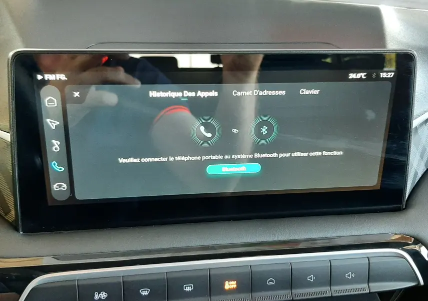 Écran tactile central affichant la connexion Bluetooth, intérieur noir du MG3 1.5L Hybrid+ 195ch Luxury 2026.