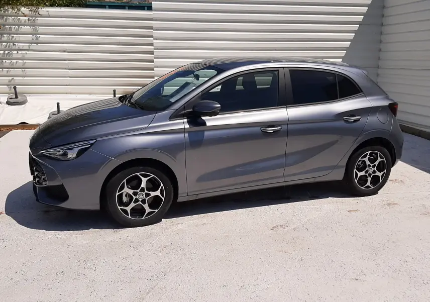 Vue latérale droite du MG3 1.5L HYBRID+ 195CH Luxury en gris métallisé Hampstead, avec jantes alliage distinctives.
