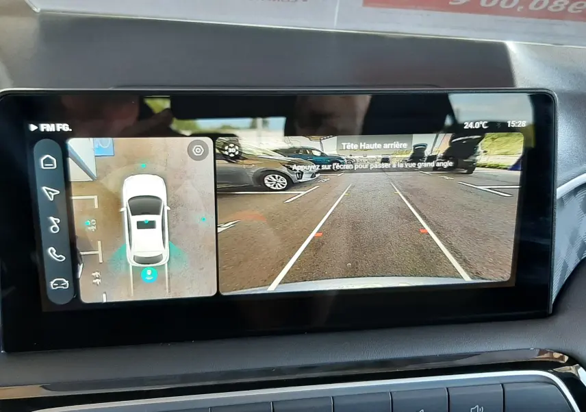 Écran central de MG3 1.5L Hybrid+ 195ch Luxury 2026 montrant la caméra de recul et la vue 360 en intérieur noir.