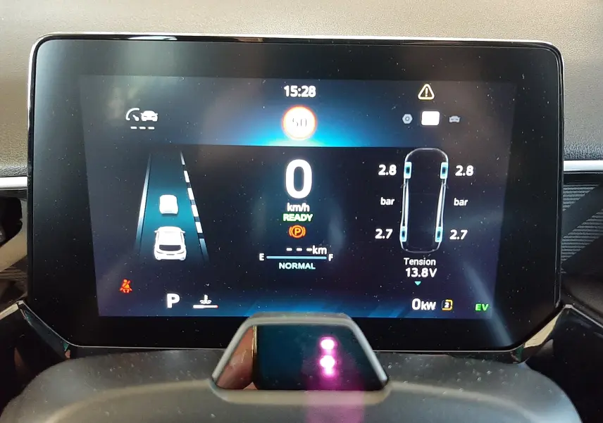 Écran numérique du tableau de bord du MG3 1.5L Hybrid+ 195ch Luxury affichant la vitesse, la pression des pneus et l'état du véhicule.